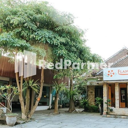 ホテル Flamboyan Asri Syariah Mitra Reddoorz Near Kampung Inggris Pare エクステリア 写真