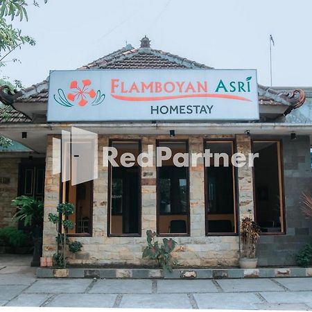 ホテル Flamboyan Asri Syariah Mitra Reddoorz Near Kampung Inggris Pare エクステリア 写真