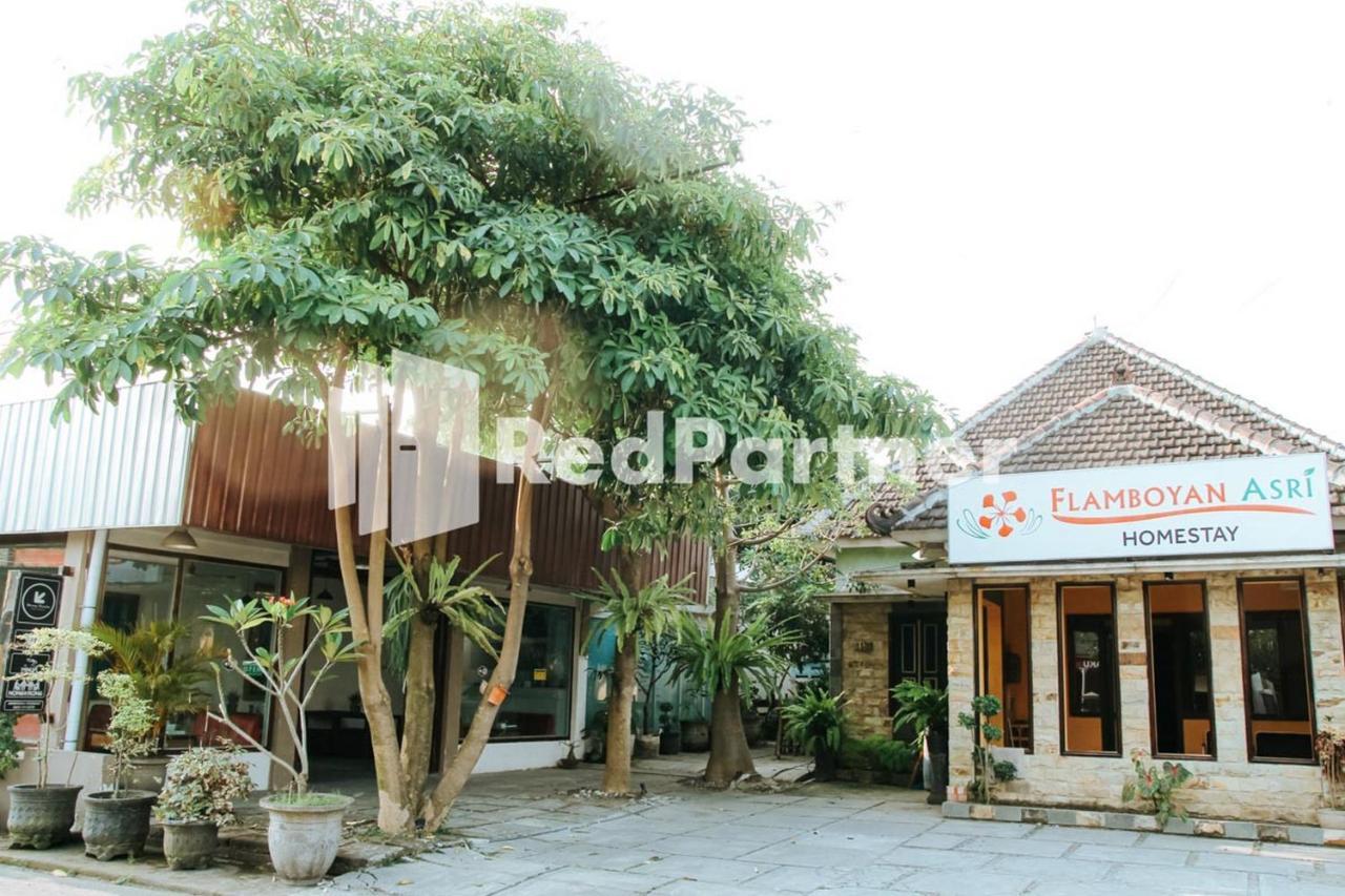 ホテル Flamboyan Asri Syariah Mitra Reddoorz Near Kampung Inggris Pare エクステリア 写真
