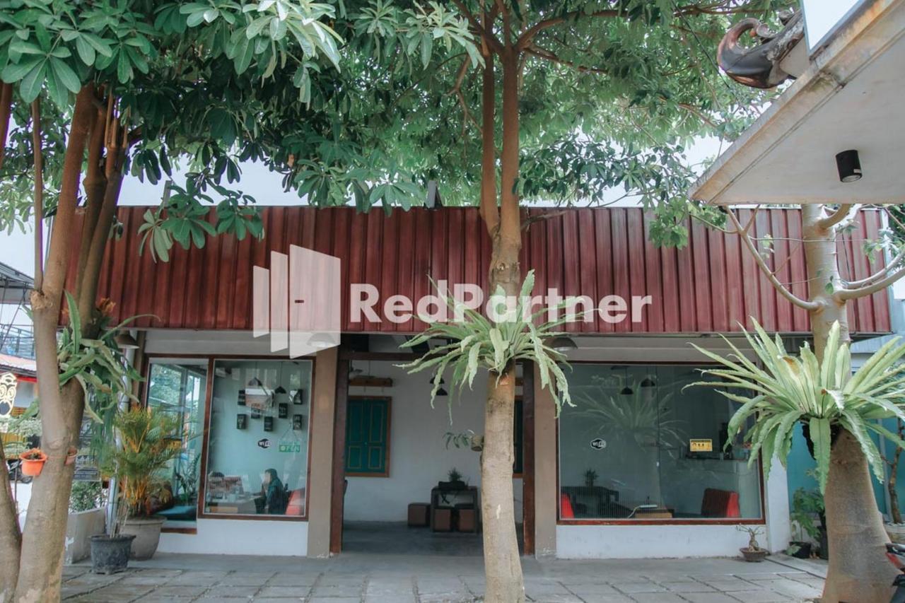 ホテル Flamboyan Asri Syariah Mitra Reddoorz Near Kampung Inggris Pare エクステリア 写真