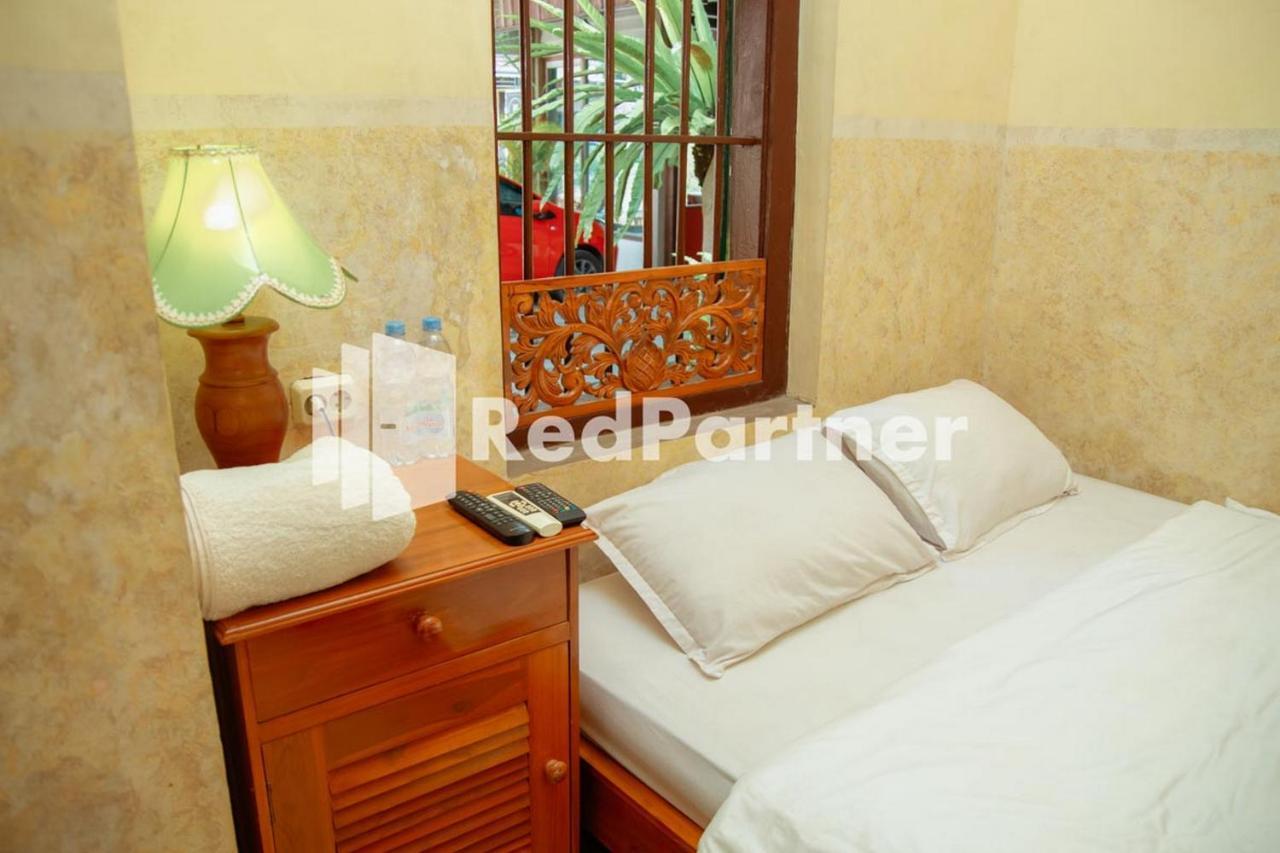 ホテル Flamboyan Asri Syariah Mitra Reddoorz Near Kampung Inggris Pare エクステリア 写真