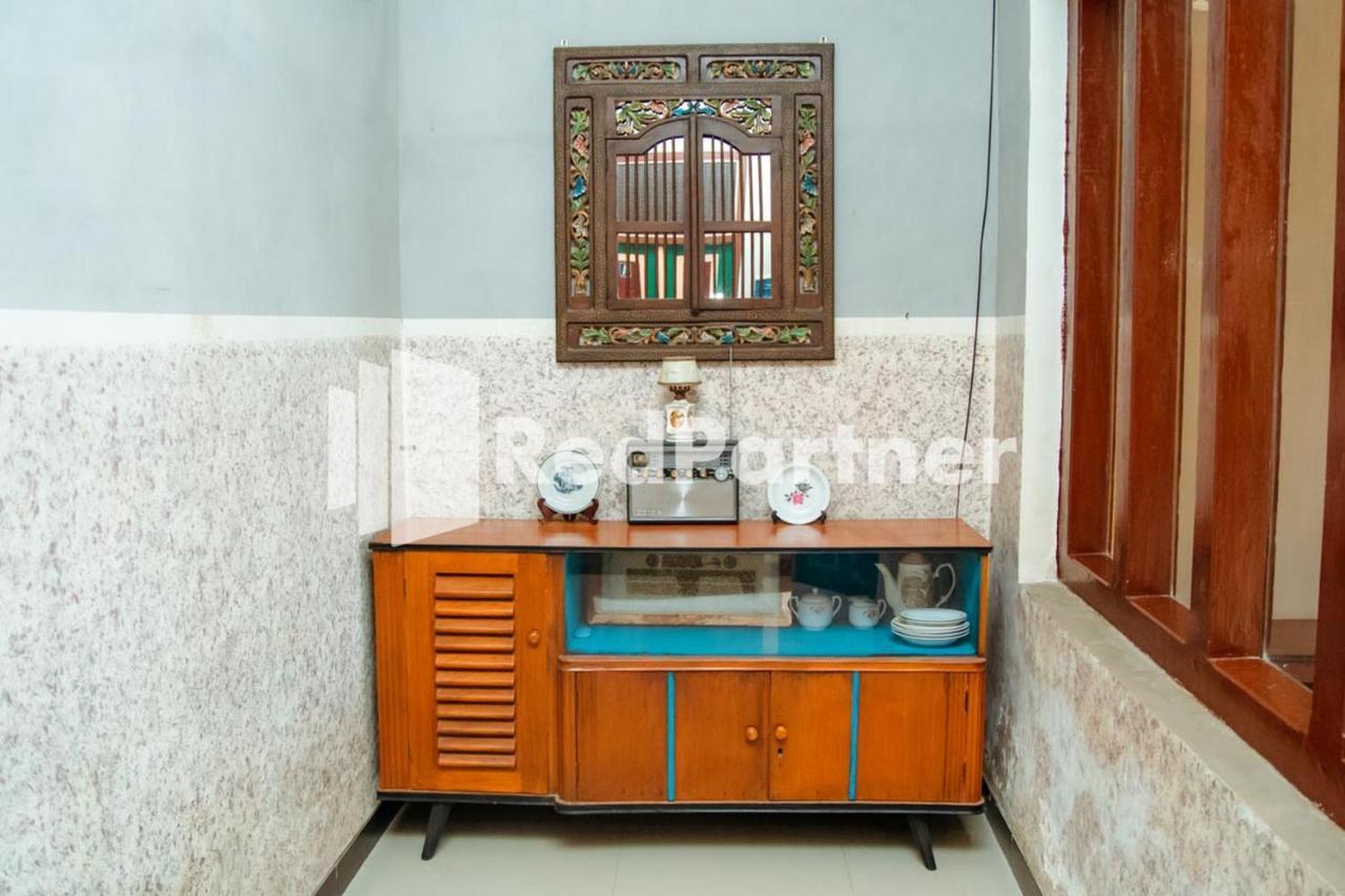 ホテル Flamboyan Asri Syariah Mitra Reddoorz Near Kampung Inggris Pare エクステリア 写真