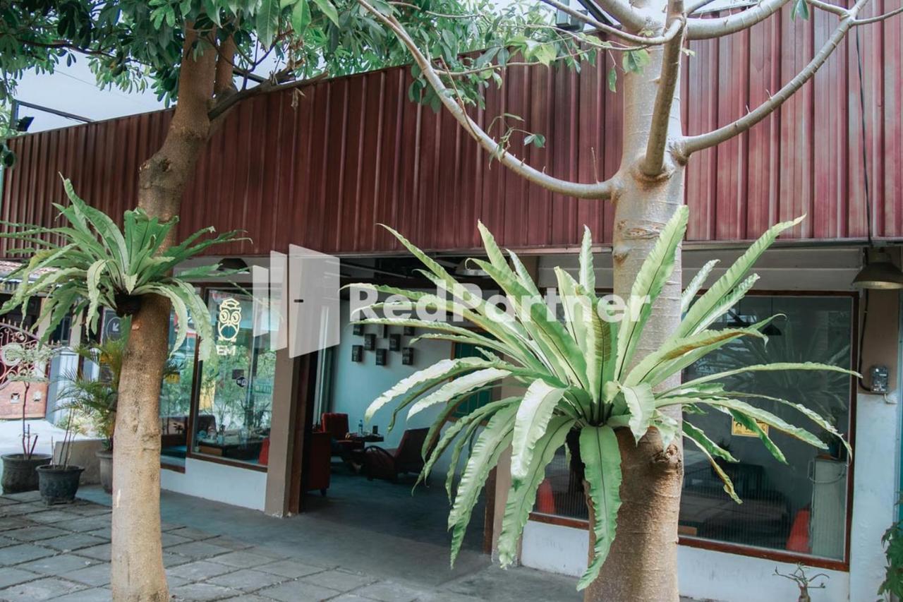 ホテル Flamboyan Asri Syariah Mitra Reddoorz Near Kampung Inggris Pare エクステリア 写真