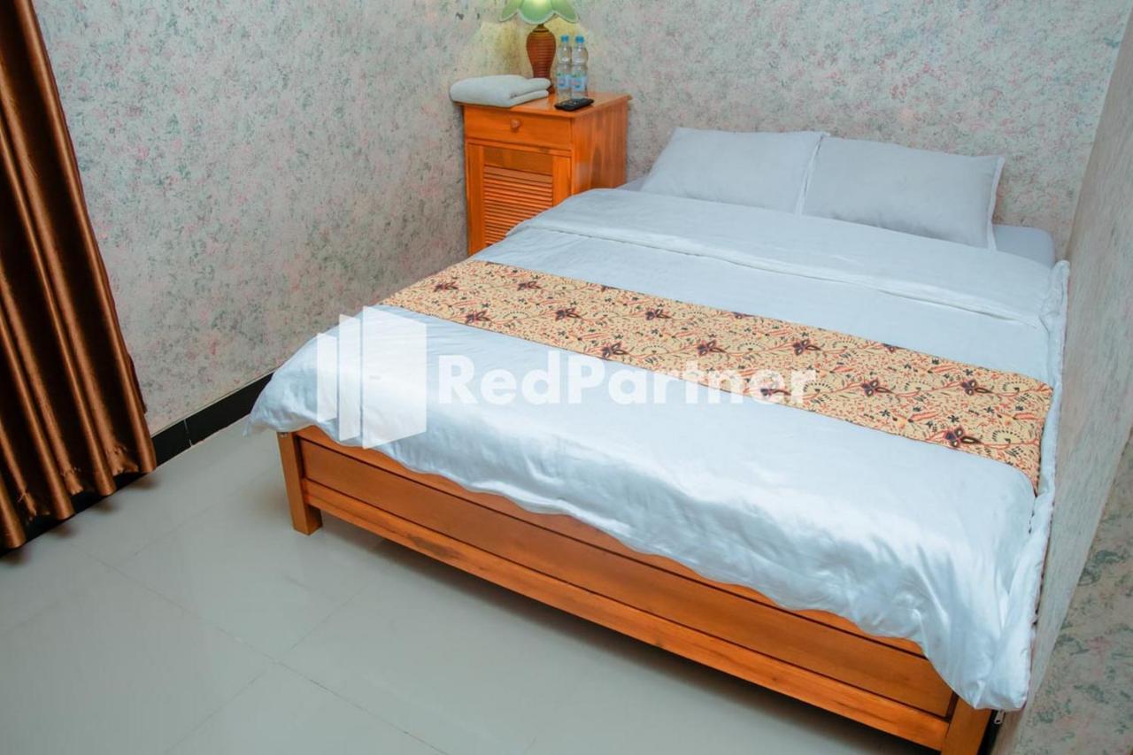 ホテル Flamboyan Asri Syariah Mitra Reddoorz Near Kampung Inggris Pare エクステリア 写真