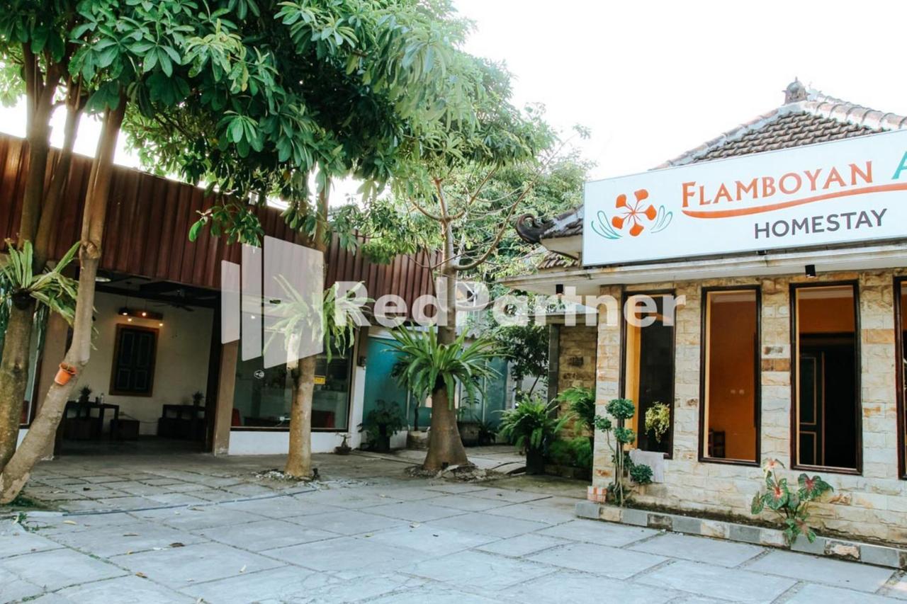 ホテル Flamboyan Asri Syariah Mitra Reddoorz Near Kampung Inggris Pare エクステリア 写真