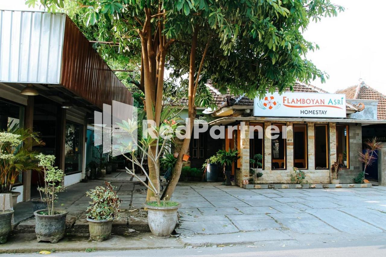 ホテル Flamboyan Asri Syariah Mitra Reddoorz Near Kampung Inggris Pare エクステリア 写真