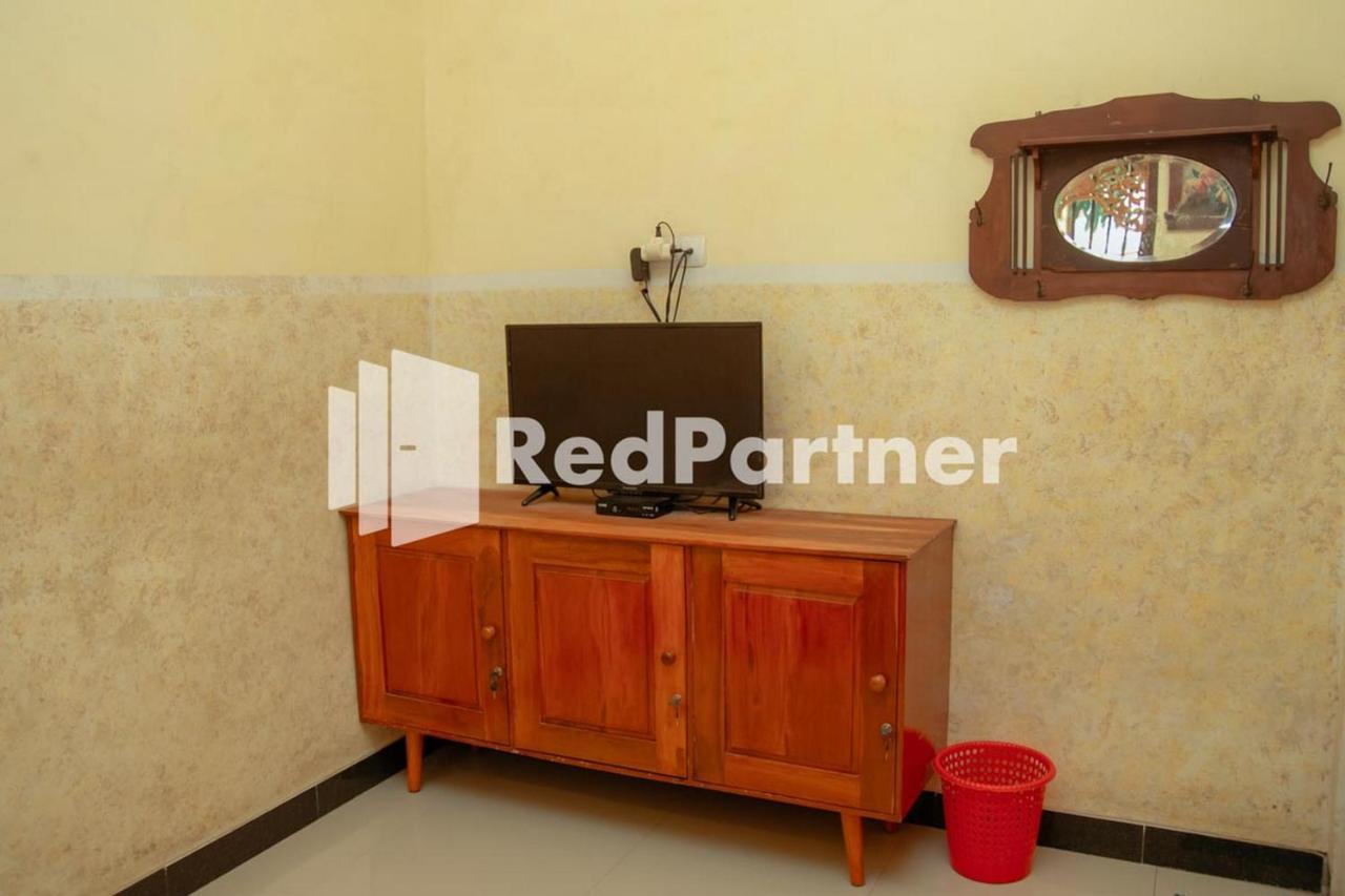 ホテル Flamboyan Asri Syariah Mitra Reddoorz Near Kampung Inggris Pare エクステリア 写真