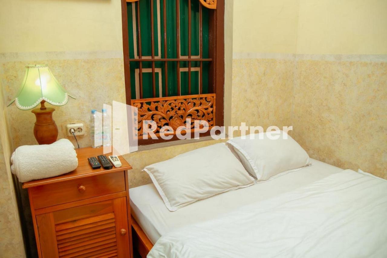 ホテル Flamboyan Asri Syariah Mitra Reddoorz Near Kampung Inggris Pare エクステリア 写真