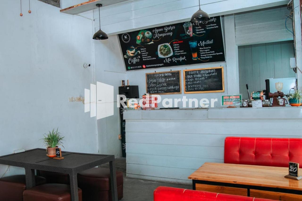 ホテル Flamboyan Asri Syariah Mitra Reddoorz Near Kampung Inggris Pare エクステリア 写真