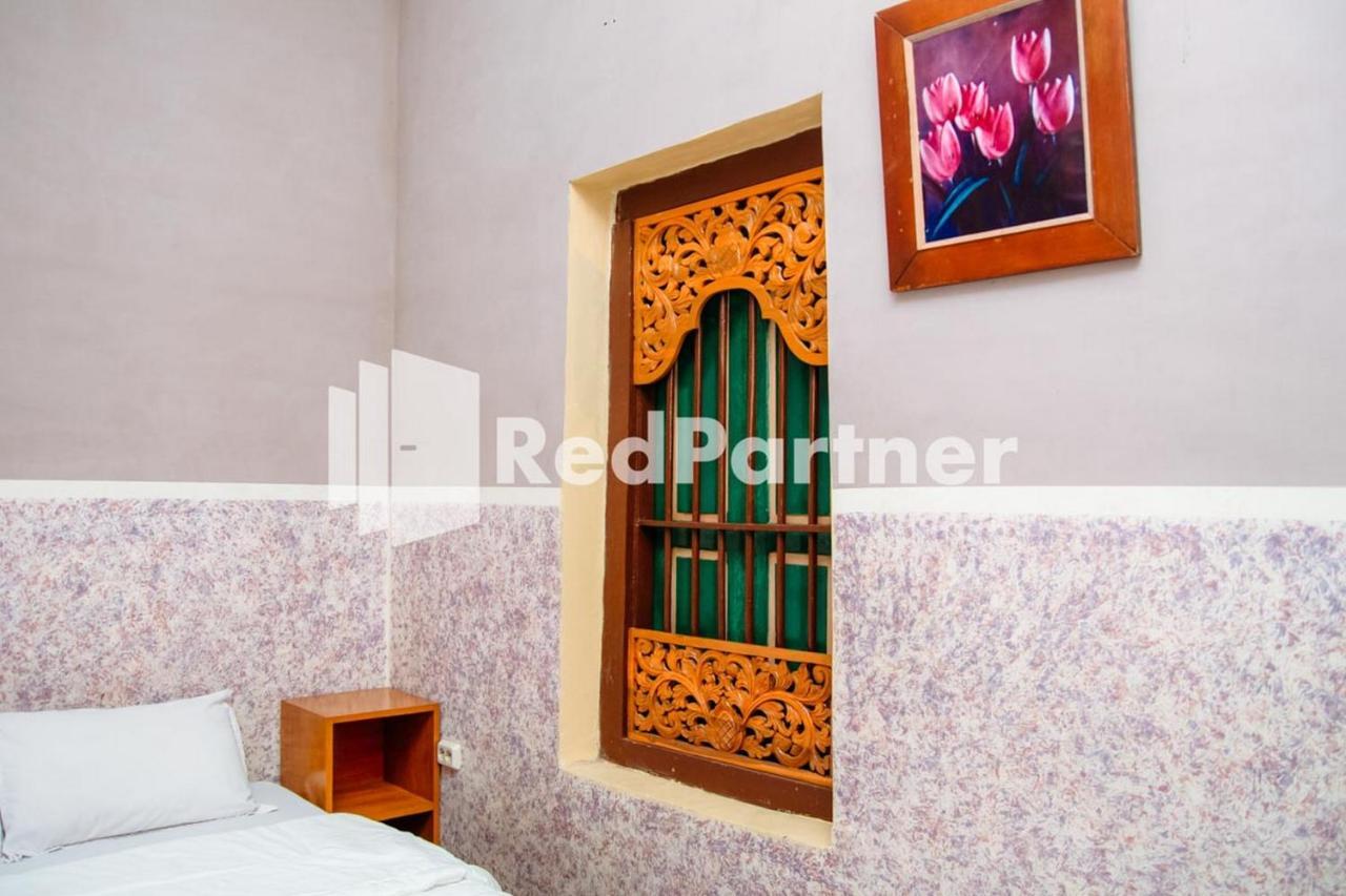 ホテル Flamboyan Asri Syariah Mitra Reddoorz Near Kampung Inggris Pare エクステリア 写真