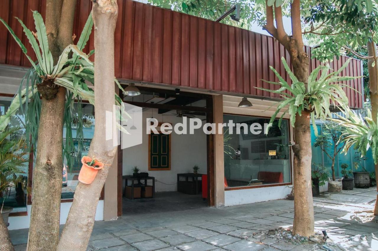 ホテル Flamboyan Asri Syariah Mitra Reddoorz Near Kampung Inggris Pare エクステリア 写真