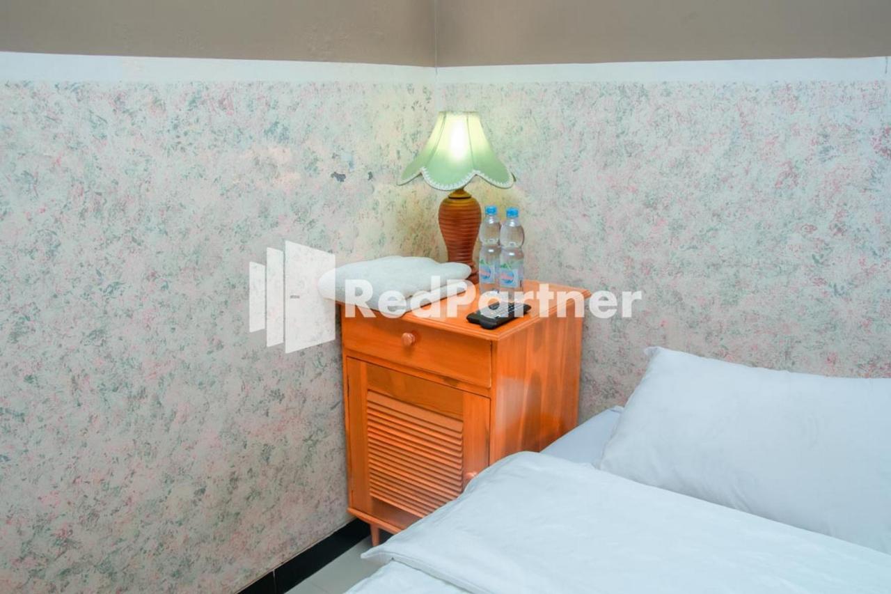 ホテル Flamboyan Asri Syariah Mitra Reddoorz Near Kampung Inggris Pare エクステリア 写真