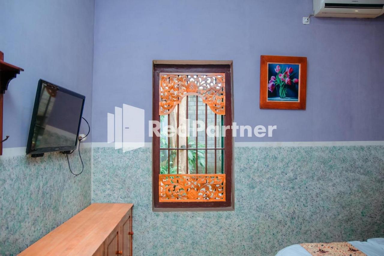 ホテル Flamboyan Asri Syariah Mitra Reddoorz Near Kampung Inggris Pare エクステリア 写真