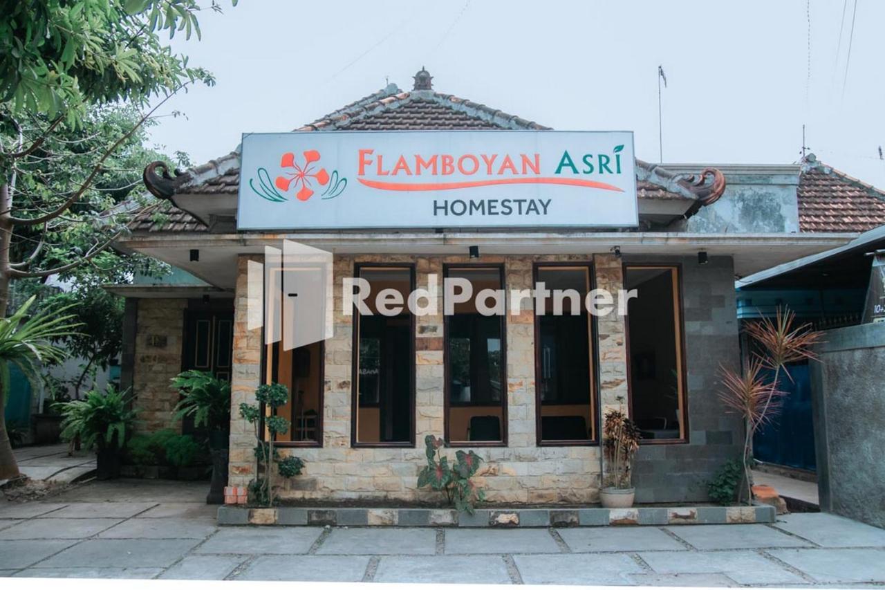 ホテル Flamboyan Asri Syariah Mitra Reddoorz Near Kampung Inggris Pare エクステリア 写真
